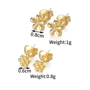 Dettaglio di due orecchini a lobo a fiore dorati con dimensioni di 0,6 cm e 0,8 cm mostrate