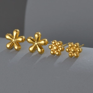 Orecchini a petalo d'oro con design floreale minimalista e finitura in metallo