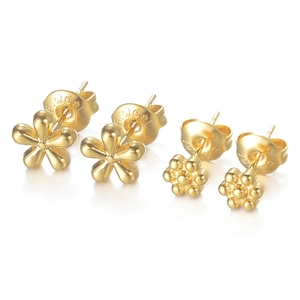 Set di orecchini minimalisti a fiore dorato con petali lucidi e punzoni in argento S925