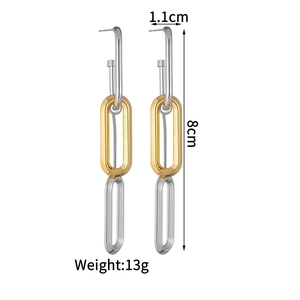 Dettaglio orecchini geometrici bicolore con indicazione di 8 cm di lunghezza e 1,1 cm di larghezza