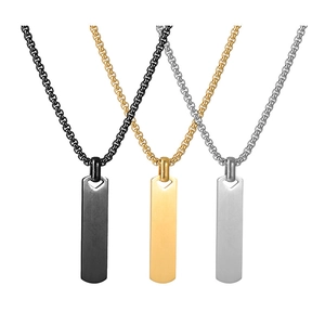 Collane con pendente rettangolare in acciaio inossidabile nelle finiture nero, oro e argento