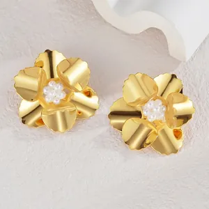 Boucles d'oreilles fleur dorée avec centre en perles et pétales ondulés en métal