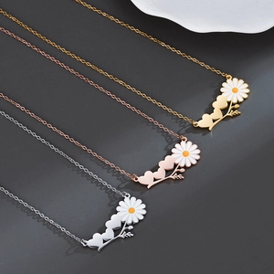 Collier chic en acier inoxydable avec pendentifs marguerite et cœur en or et argent