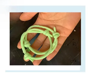 Détail du bracelet en corde tressée réglable avec fermetures magnétiques vert fluo