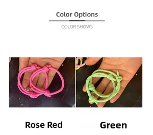 Gros plan de bracelets magnétiques en corde tressée rouge rose et vert