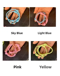 Détail de bracelets magnétiques tressés en bleu ciel, rose, jaune et bleu-rose