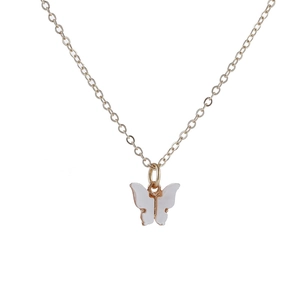 Minimalistische goldene Schmetterling Halskette mit weißem Emaille Anhänger und Perlenfinish