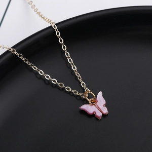 Elegante goldene Schmetterlingshalskette mit rosa Perlmutt-Anhänger als Schmuckgeschenk