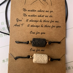 Bracelets d'amitié tournesol en pierre de lave pour couples sur carte kraft tissée