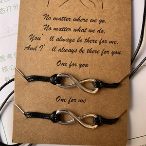 Ensemble de bracelets d'amitié infini faits main avec cordon tressé sur carte cadeau