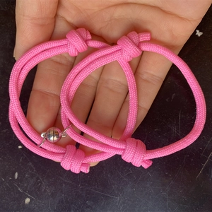 Bracelets tressés roses magnétiques pour couples avec fermoir magnétique et nœud réglable