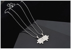Detailansicht der passenden Puzzle-Halsketten an Kugelkette für Paare und Freunde