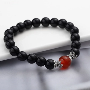 Elegante bracciale con perline di onice nera, agata rossa e ciondoli a forma di foglia