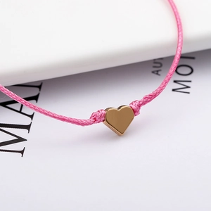Bracelet minimaliste en corde tressée rose avec pendentif coeur doré pour femme