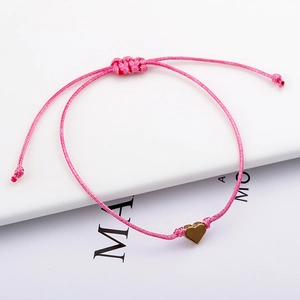 Bracelet tressé rose avec pendentif coeur doré et fermeture à nœud coulissant réglable