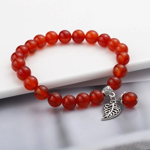 Bracciale di perle in agata rossa con ciondolo a foglia d'argento e occhio di gatto