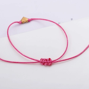 Bracelet minimaliste en corde tressée rose avec pendentif cœur doré et fermoir réglable