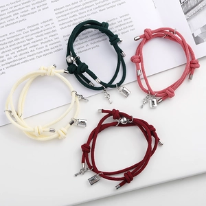 Bracelet en Corde Tressée pour Couple avec Clé et Serrure Magnétique en Alliage Bijoux Minimalistes Cadeau de la Saint-Valentin