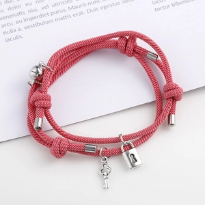 Bracelets de couple tressés roses avec pendentifs clé et cadenas et attache magnétique