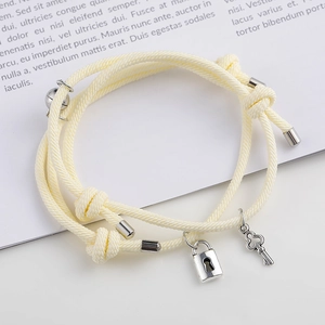 Bracelet de couple tissé beige minimaliste avec pendentifs serrure et clé argentés