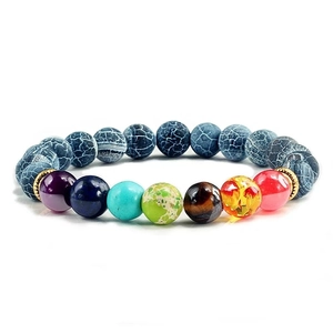 Detailaufnahme der 8mm Chakra-Energie-Armband mit blauen Drachenachat und Chakra-Steinen