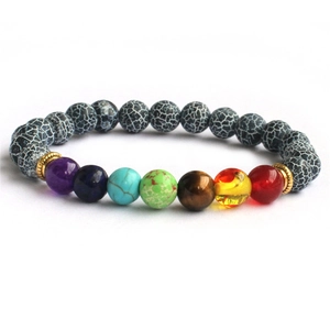 Makro-Detail des 8mm Sieben-Chakra-Yoga-Armbands mit goldenen Metall-Zwischenperlen