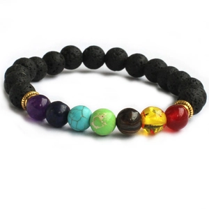 Detailansicht der 8mm Lavasteine und bunten Chakra-Perlen des Yoga-Energiearmbandes