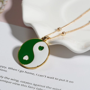 Dettaglio della collana Tai Chi Yin Yang placcata oro con ciondolo a cuore in smalto