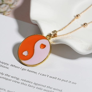 Collana con perline dorate e ciondolo Tai Chi a cuore rosa e arancio su ceramica