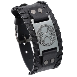 Détail du bracelet viking en cuir noir avec l'arbre de vie celtique et des rivets