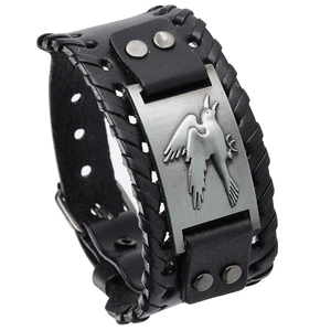 Vue macro d'un bracelet Viking en cuir noir avec une plaque en métal d'oiseau gravée