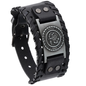 Détail d'un bracelet USMC en cuir noir avec coutures à la main et emblème en métal