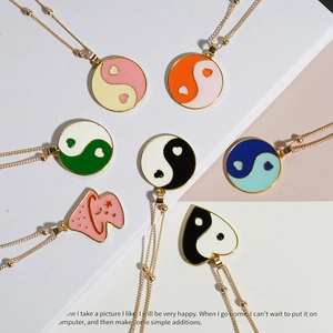 Collana dorata con ciondoli Tai Chi a cuore in varie tonalità pastello con finitura a smalto