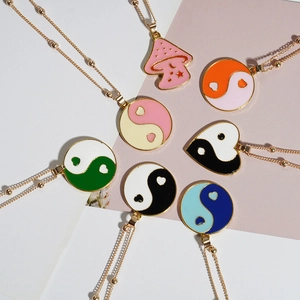 Collana con Ciondolo a Forma di Fungo Cuore Yin Yang in Lega Smaltata Placcata Oro Vintage Con Catena a Sfere Donna