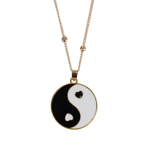 Collana placcata oro Tai Chi con pendente Yin Yang a cuore e perline dorate