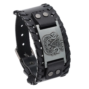 Détail d'un bracelet en cuir noir avec plaque métallique argentée et motif de nœud celtique
