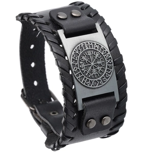 Détail du compas Vegvisir Viking gravé sur bracelet en cuir noir avec bords tressés