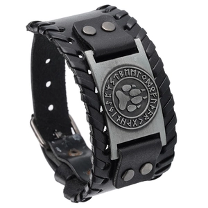 Détail du bracelet Viking en cuir avec emblème patte de loup et runes nordiques