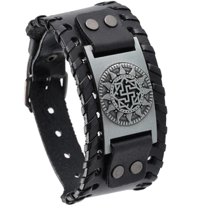 Détail du bracelet viking en cuir avec plaque de métal Kolovrat et bords en cuir tressé