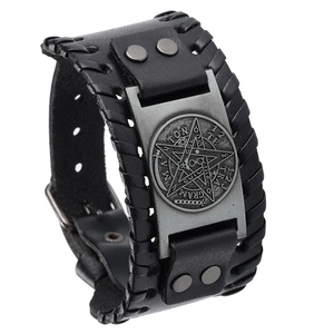 Vue détaillée d'un bracelet en cuir vintage avec plaque en métal gravée d'un pentacle