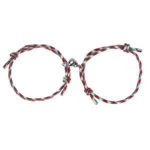 Détail de bracelets de couple aimant cœur de Noël avec cordons réglables rouge vert et blanc