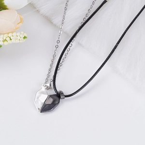 Collier magnétique cœur brisé pour couple avec chaîne argentée et cordon ciré noir