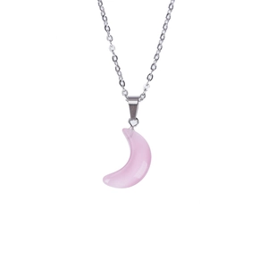 Vista detallada del collar de luna creciente plateado con colgante de piedra rosa