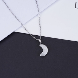 Primer plano de colgante de luna con piedra de ópalo en una cadena de metal plateado