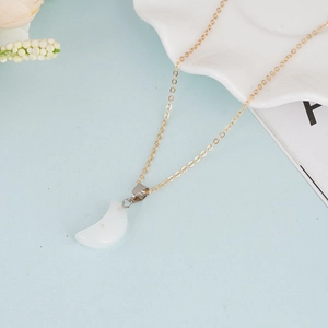 Elegante collar de cadena dorada con colgante de media luna en piedra blanca natural