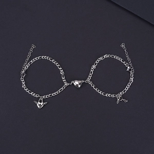 Vue détaillée des breloques magnétiques en argent en forme de cœur et de clé sur bracelets