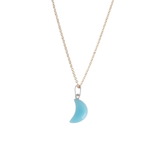 Collar minimalista de oro con colgante de luna creciente azul cielo sobre fondo blanco