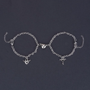 Détails des bracelets magnétiques argentés avec pendentifs cadenas cœur et clé ailée