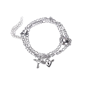 Détail de bracelets de couple avec boucle cœur magnétique et breloques aile et clé