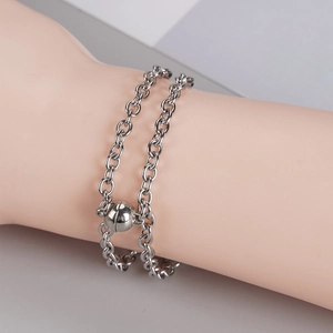 Bracelet minimaliste à chaîne en acier argenté pour couples avec fermoir magnétique rond